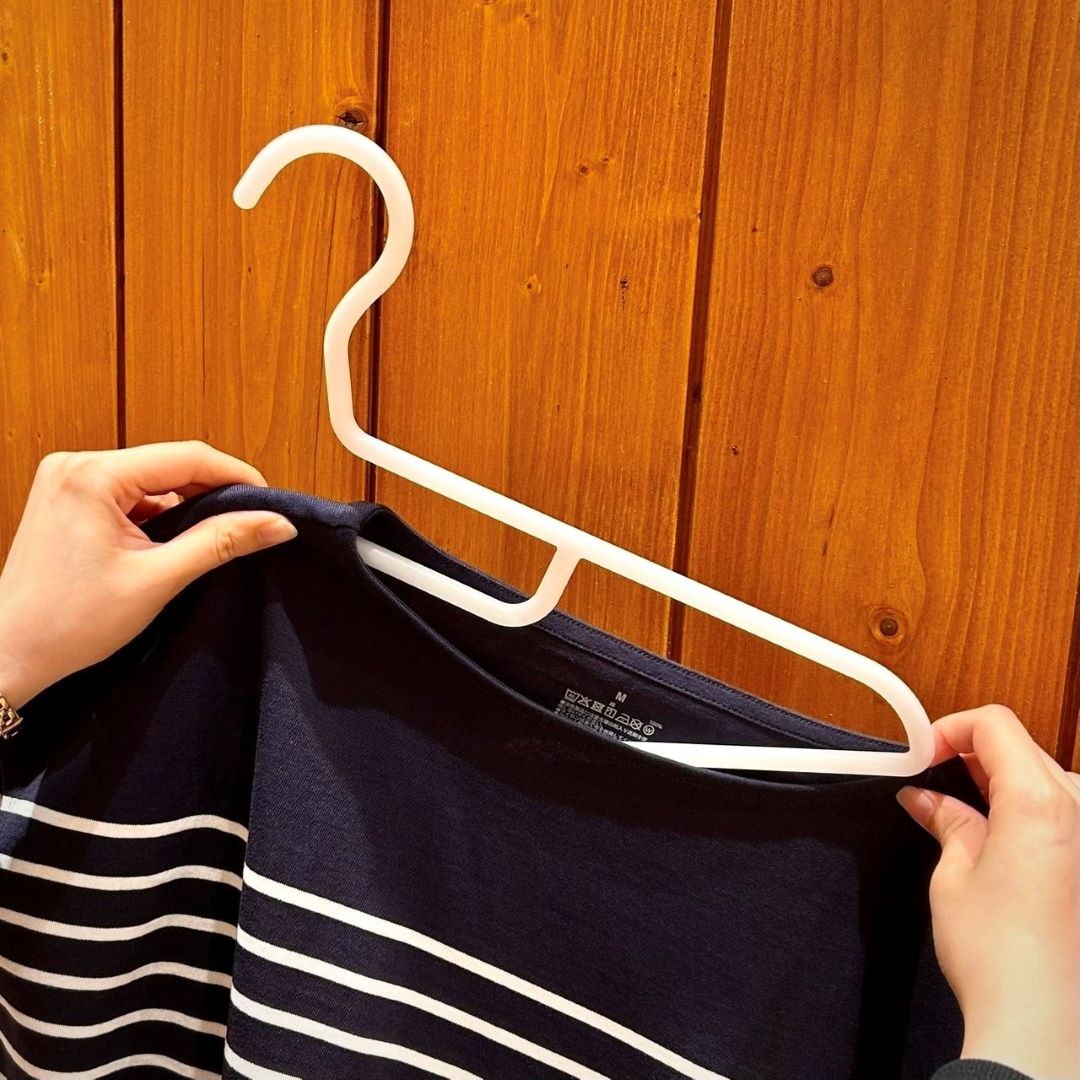 洗濯用ハンガーをTシャツに通している写真