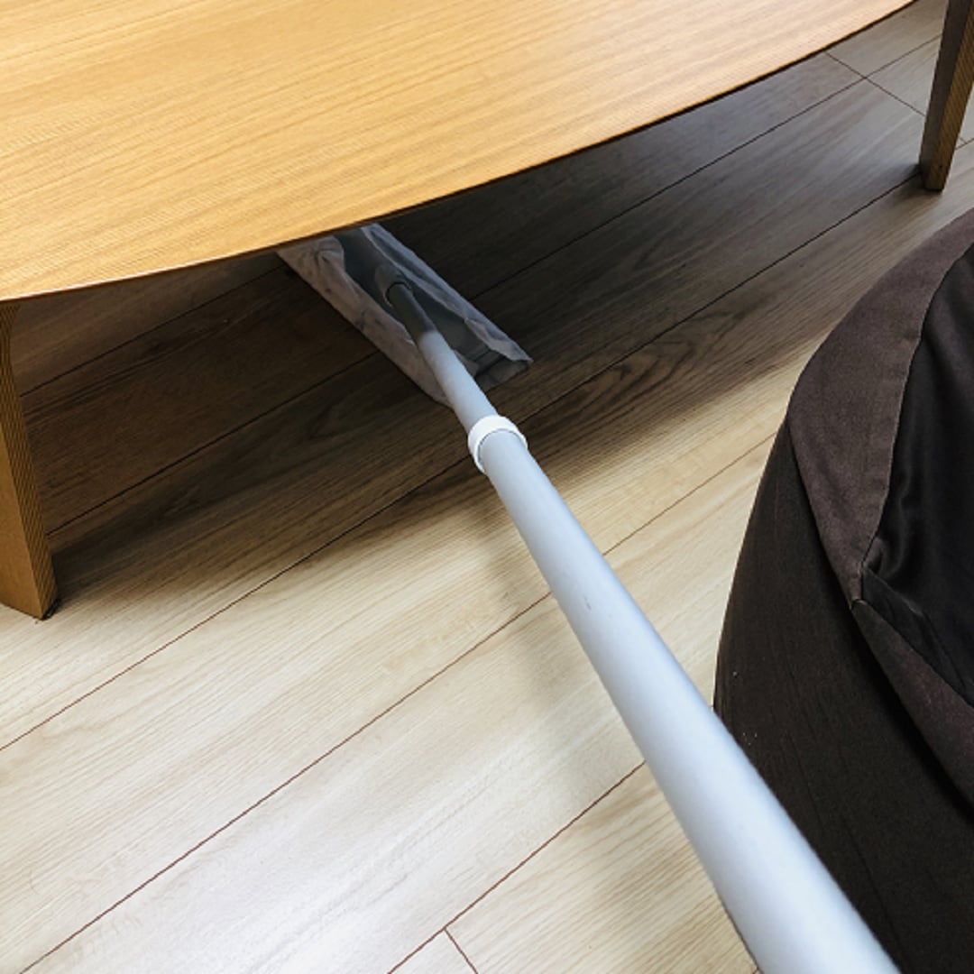 テーブル下