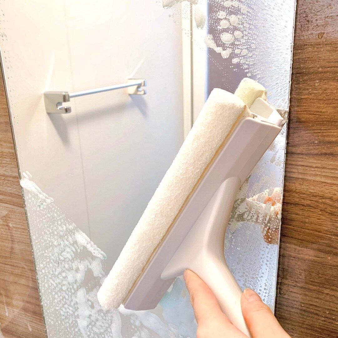 【ザ・モール仙台長町】スキージーを使っている写真