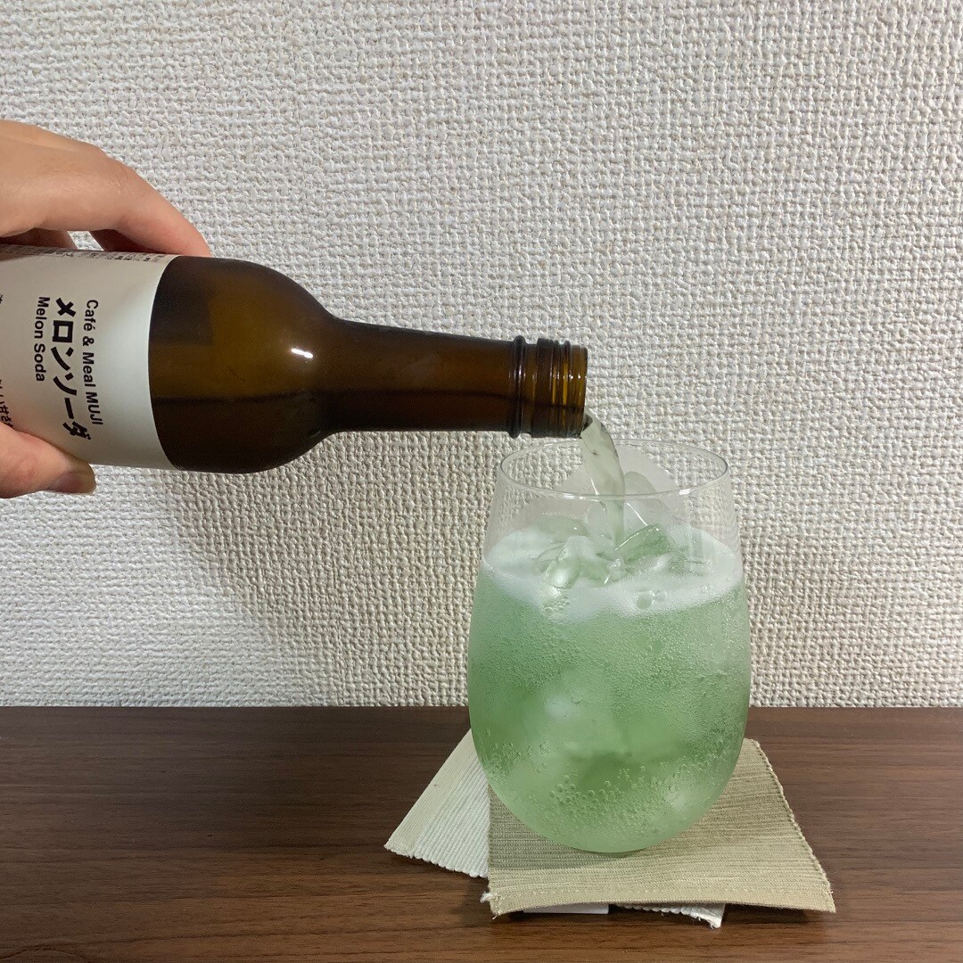 メロンソーダ注ぐ