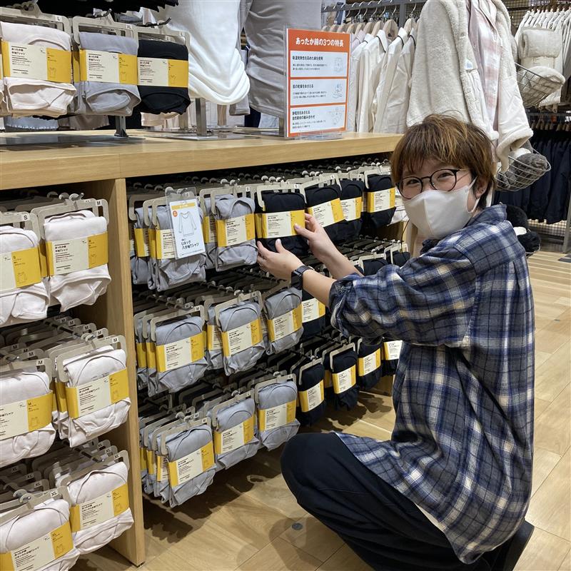 売場で品出ししているスタッフの画像