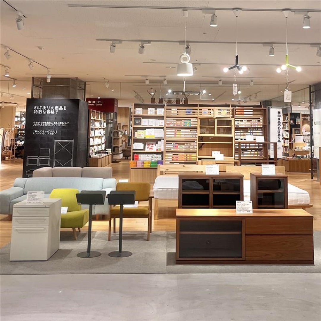 棚やソファ等の様々なわけあり品たち