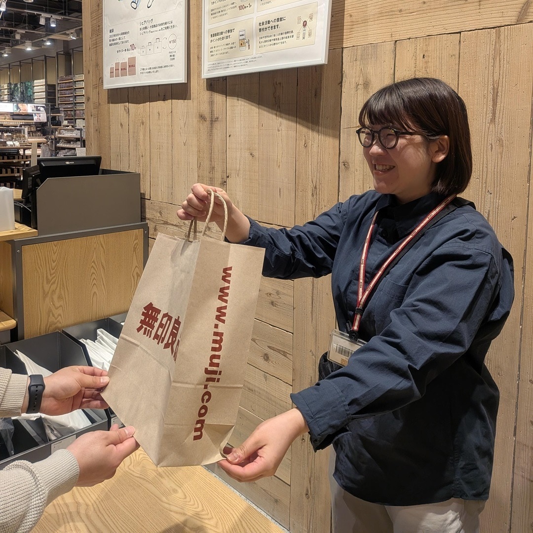 スタッフが笑顔で応対している