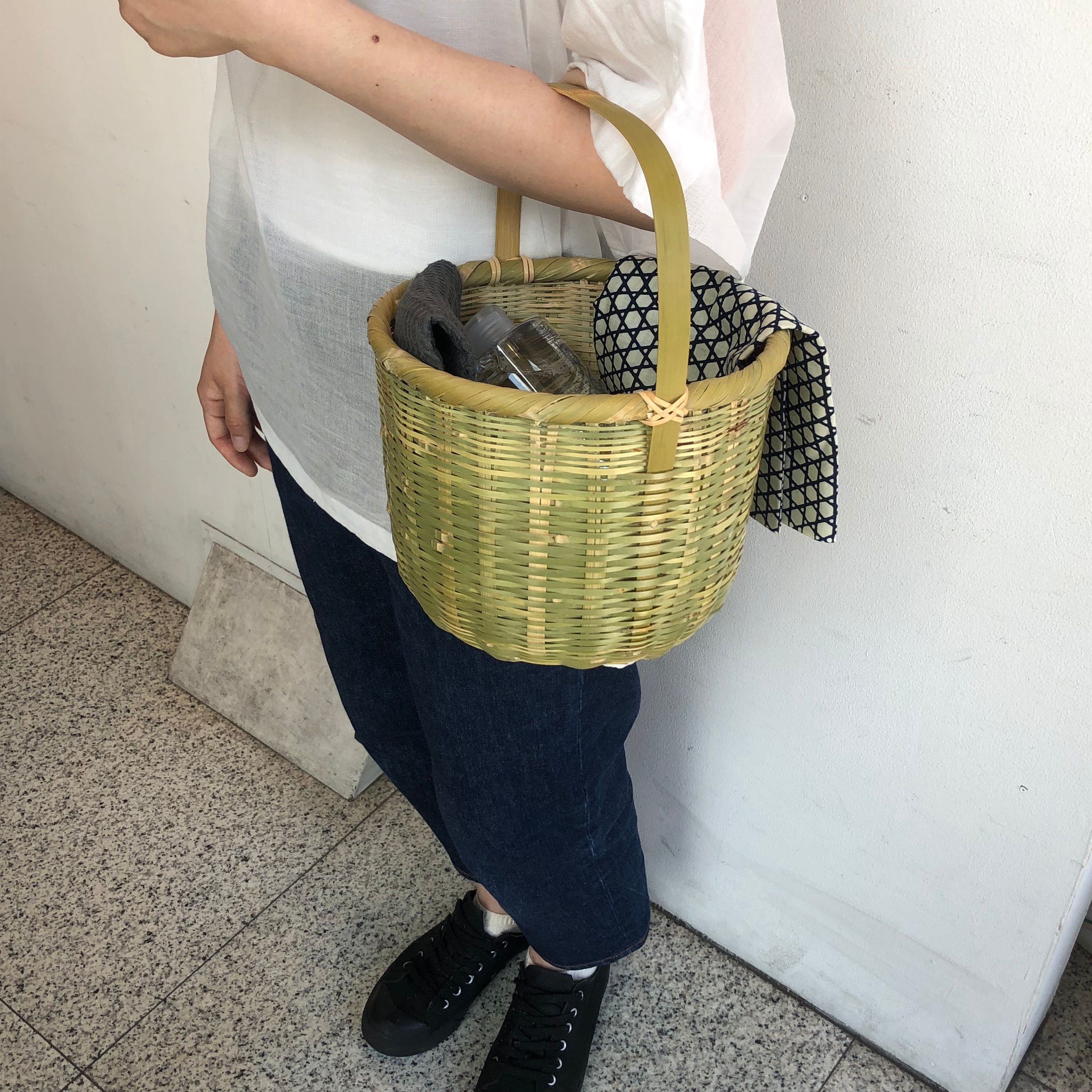 入口　片手持ち