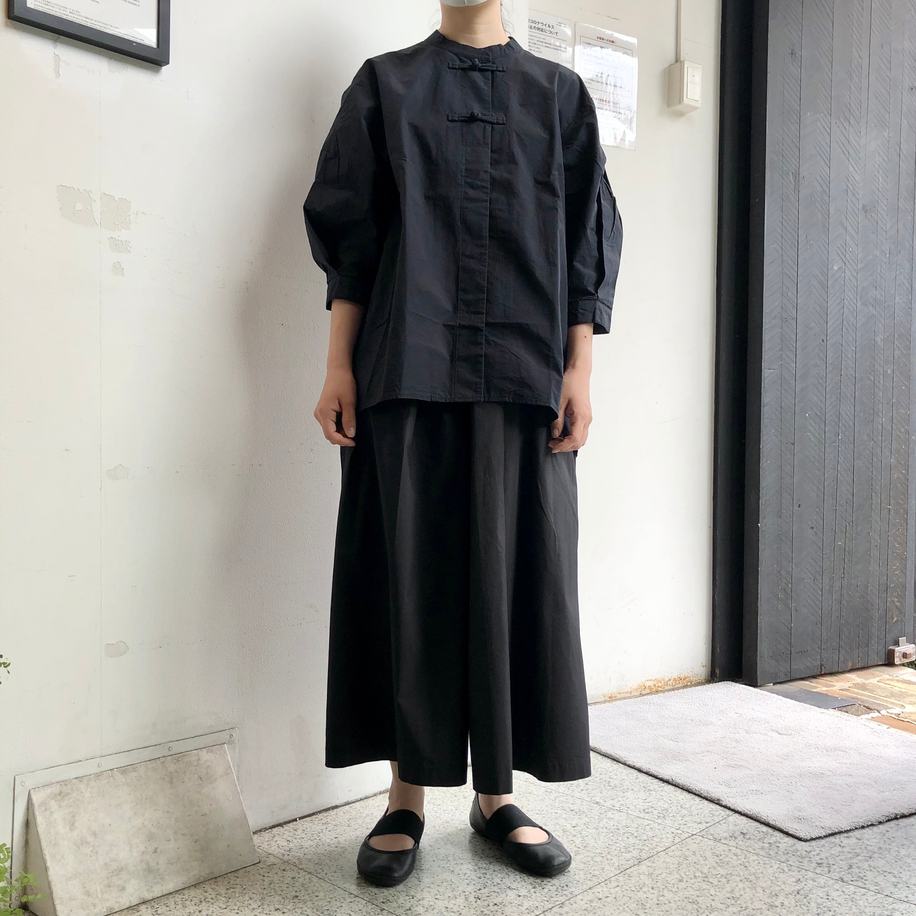 ワッシャーポプリン結び釦黒全身
