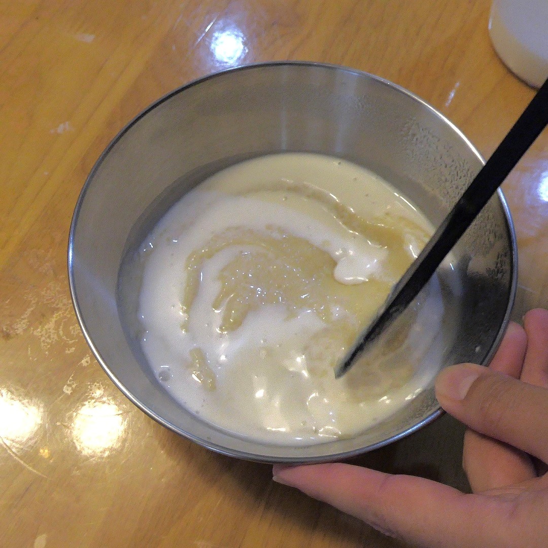 ペーストに牛乳を加える