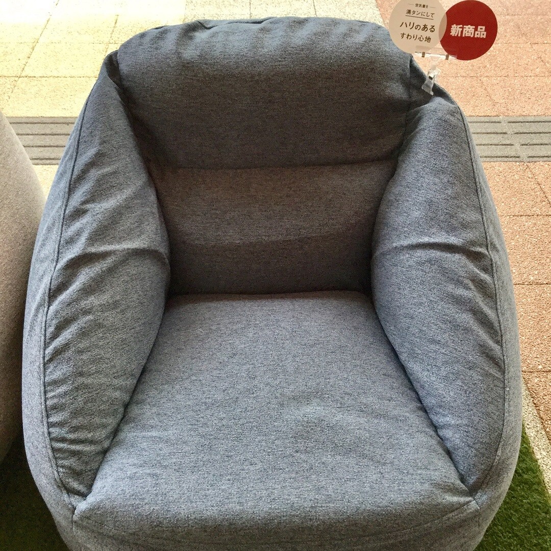 固めのソファ