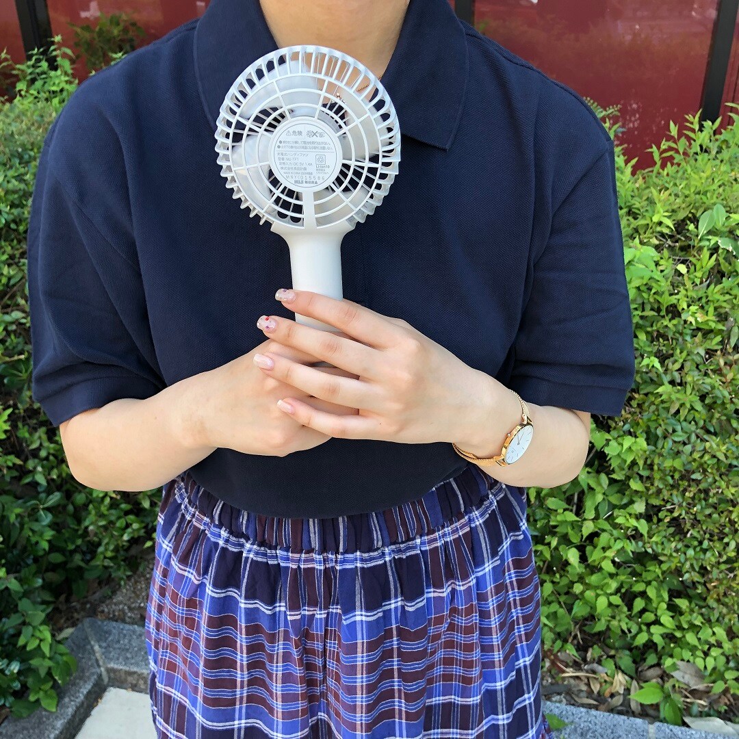 女の子が立っている写真