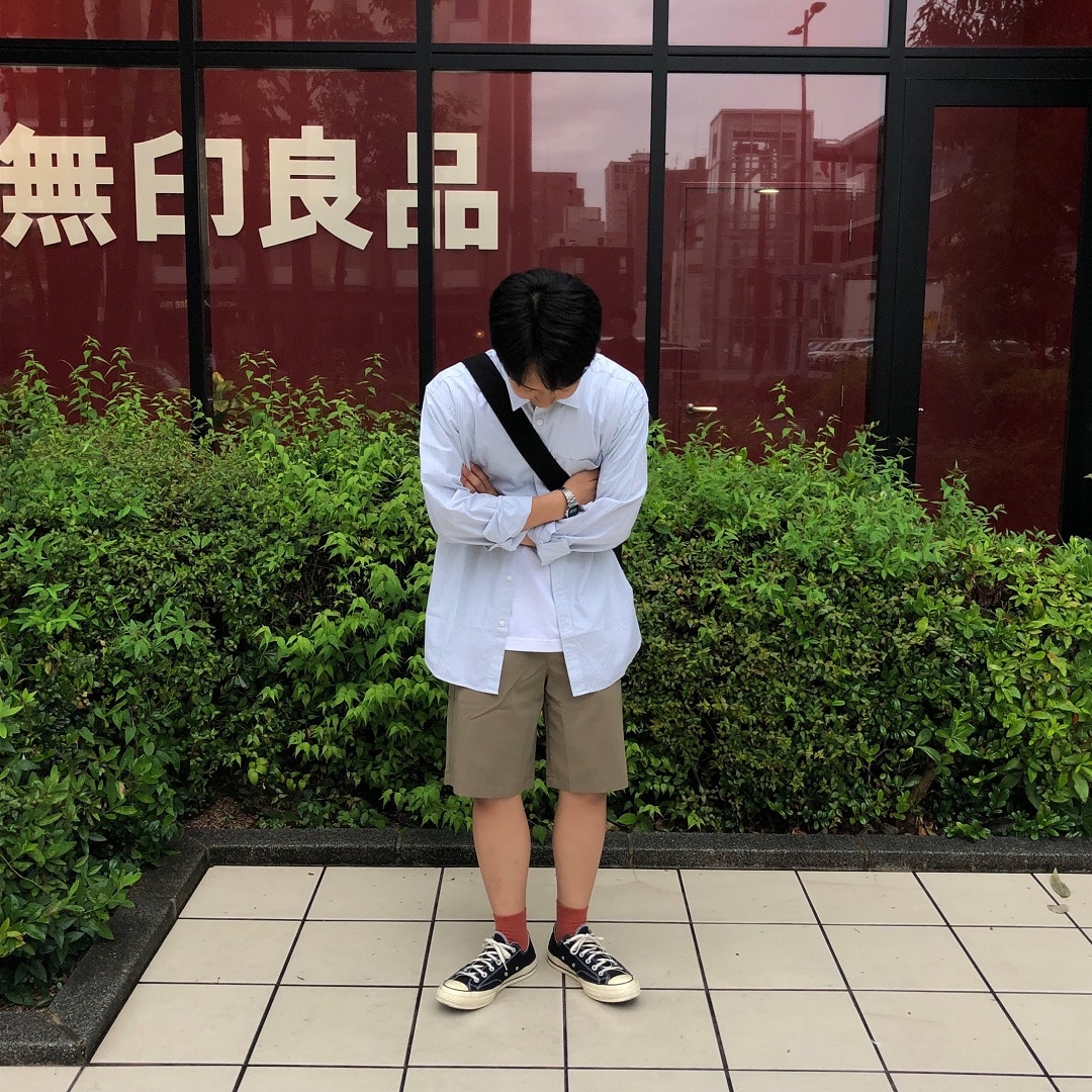 男の子が立っている写真