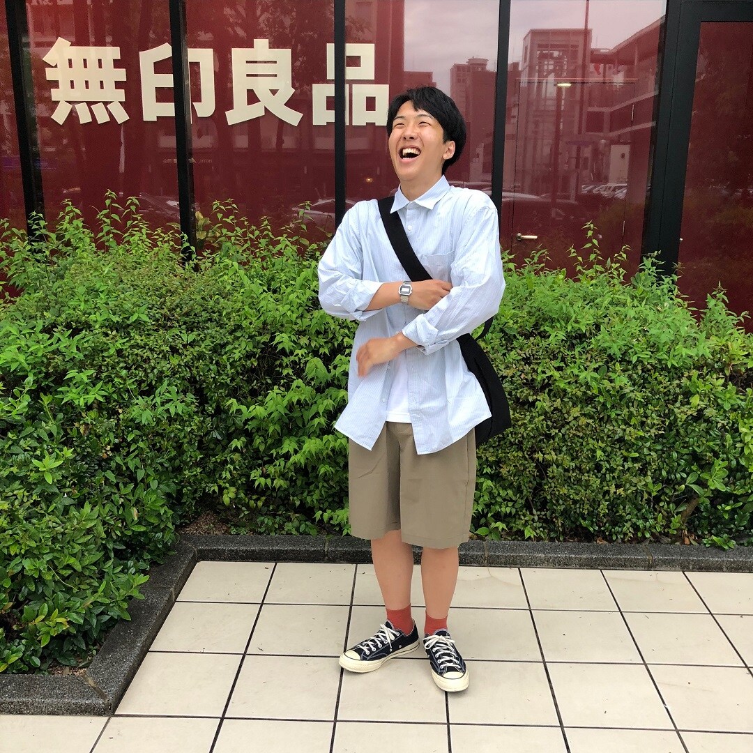 男の子が立っている写真