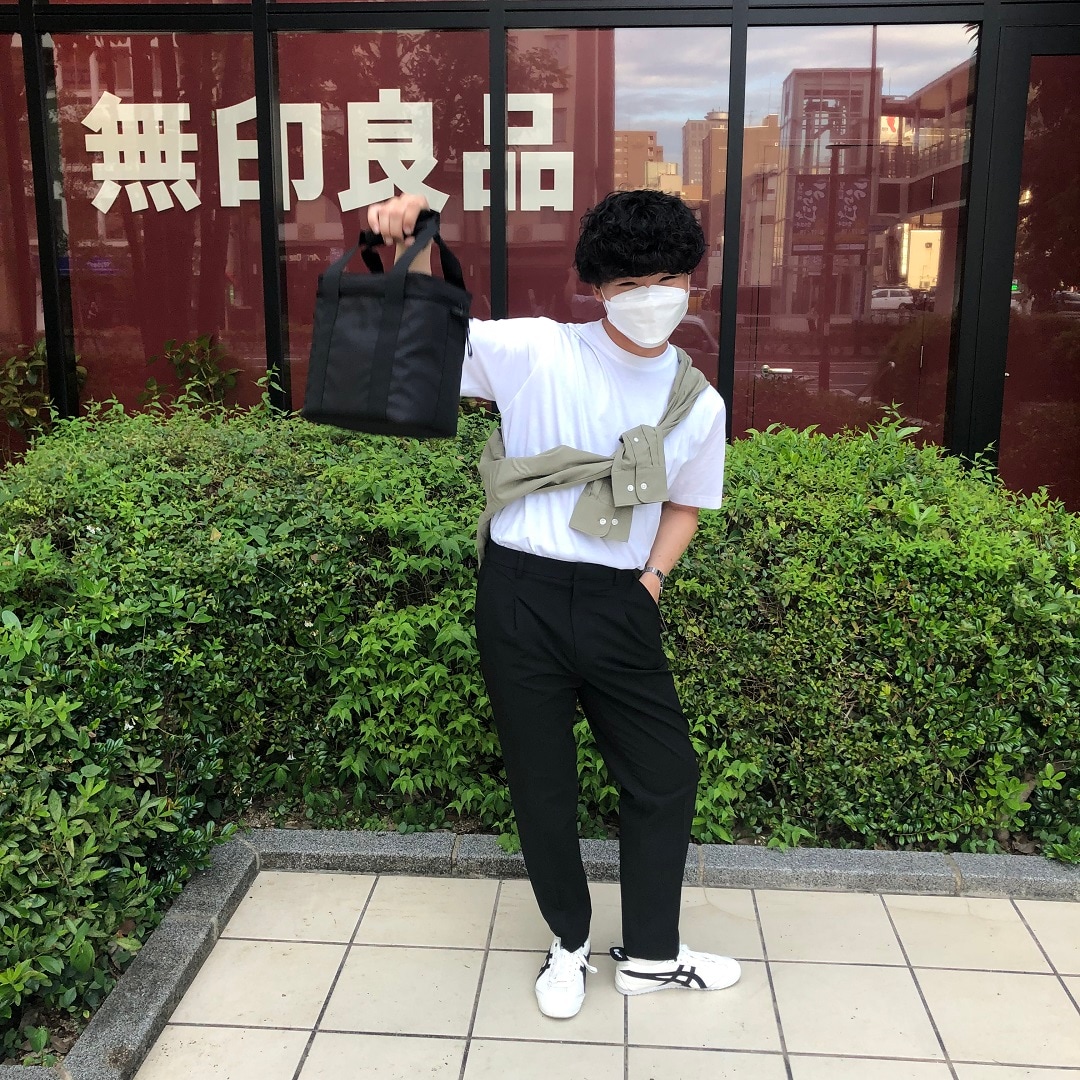 男の子が立っている写真