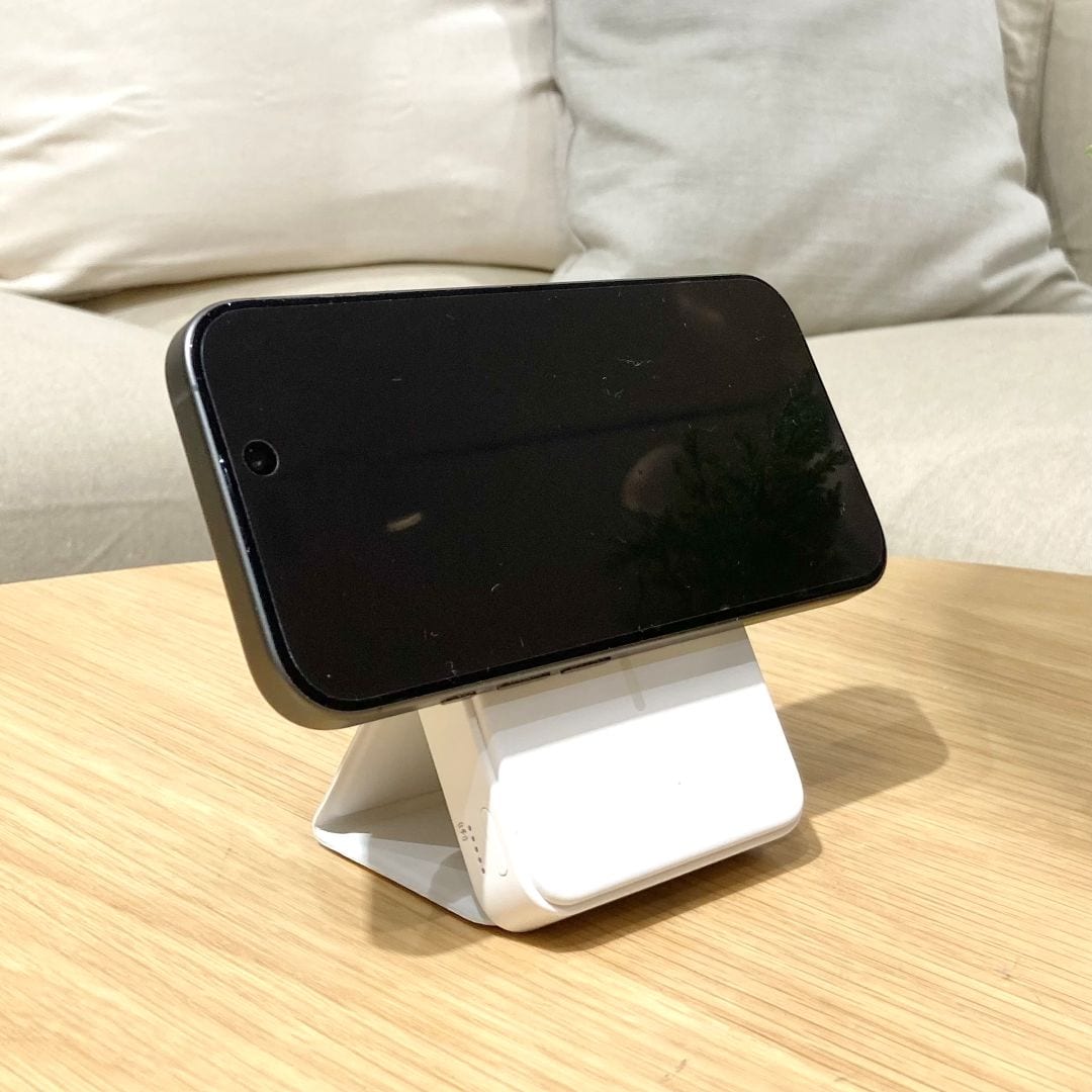 【イオンモール広島府中】充電中も快適に！スタンドにもなるモバイルバッテリーのご紹介_338WYb