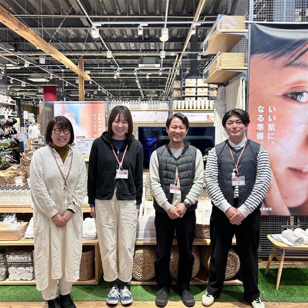 4名のスタッフが笑っている