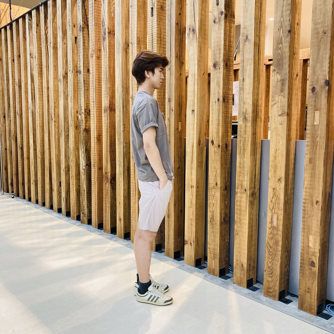 ショートパンツを着用したスタッフの横姿