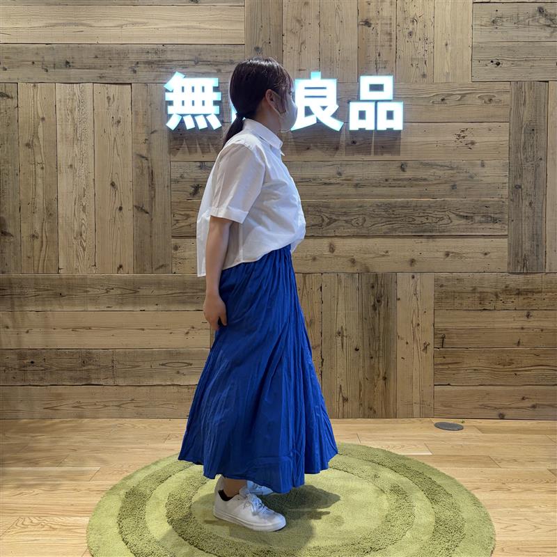 横を向いている女性