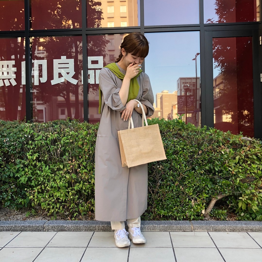 女の子が立っている写真
