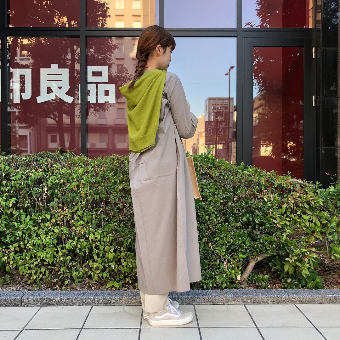 女の子が立っている写真