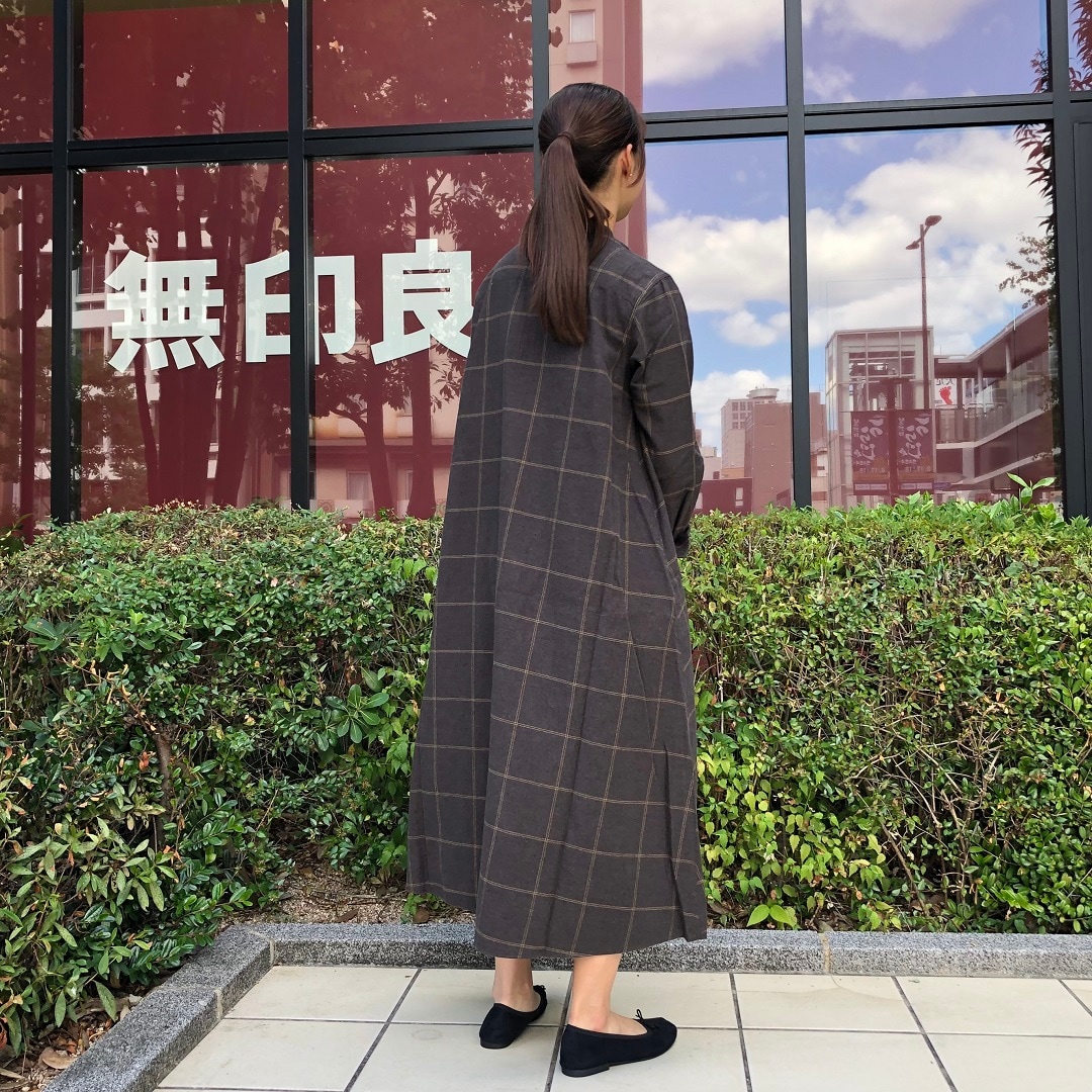 女の子が立っている写真