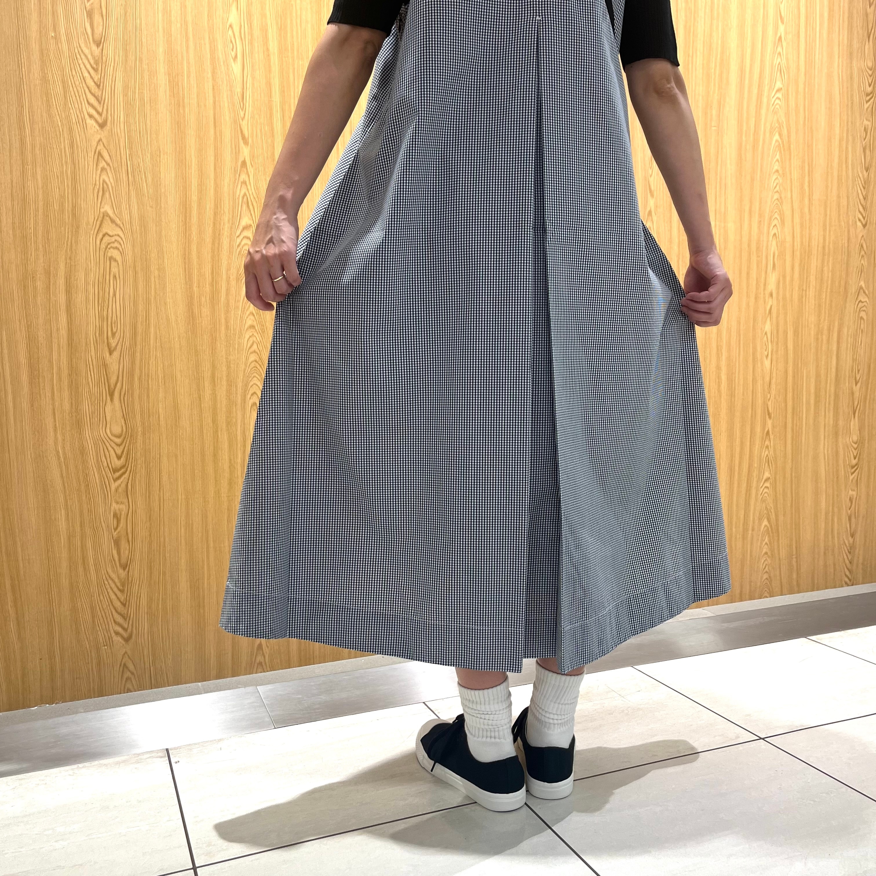ワンピースを拡げてます、とてもフレア