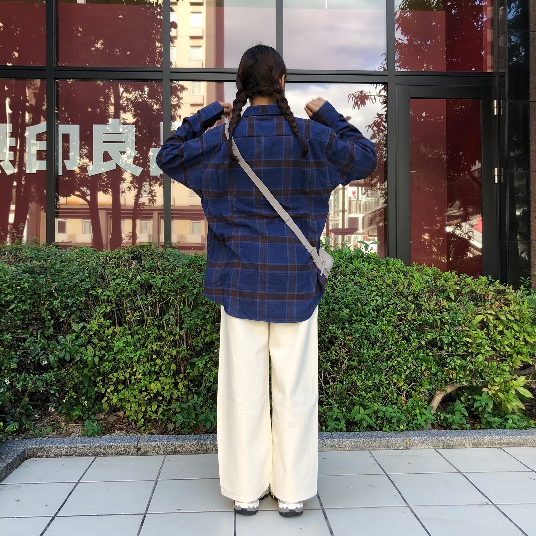 店外で女性が立っている写真