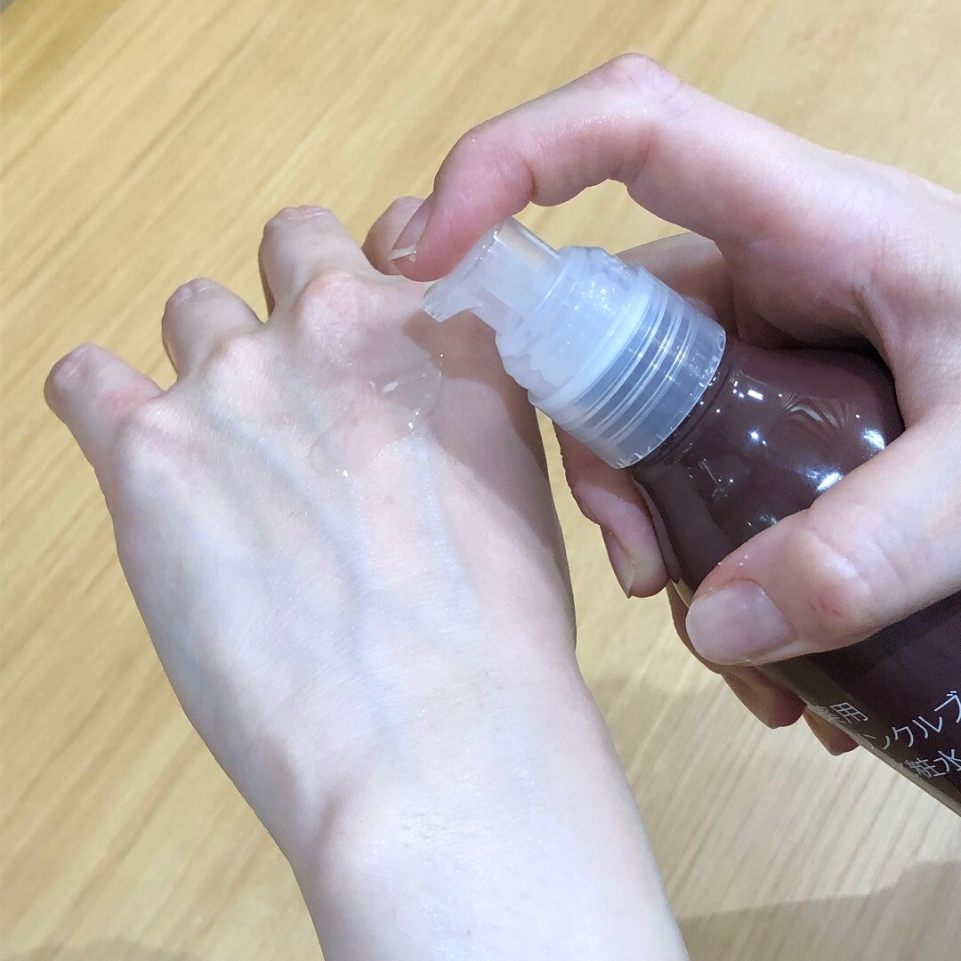化粧水手に取っている.JPG