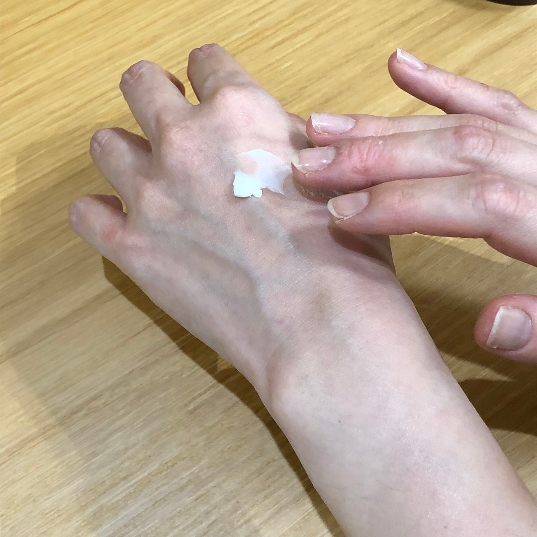 クリーム手に塗っている.JPG