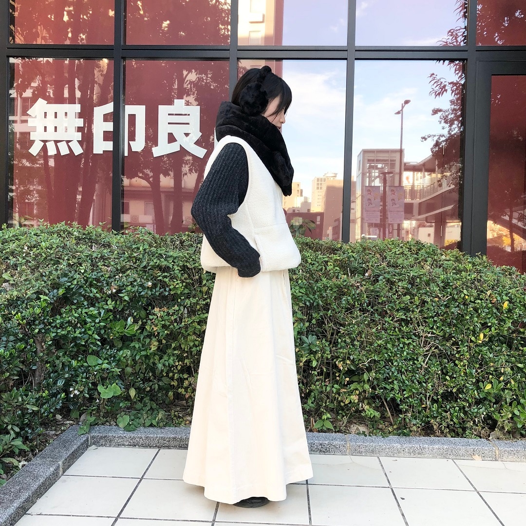 白いスカートを履いた女性