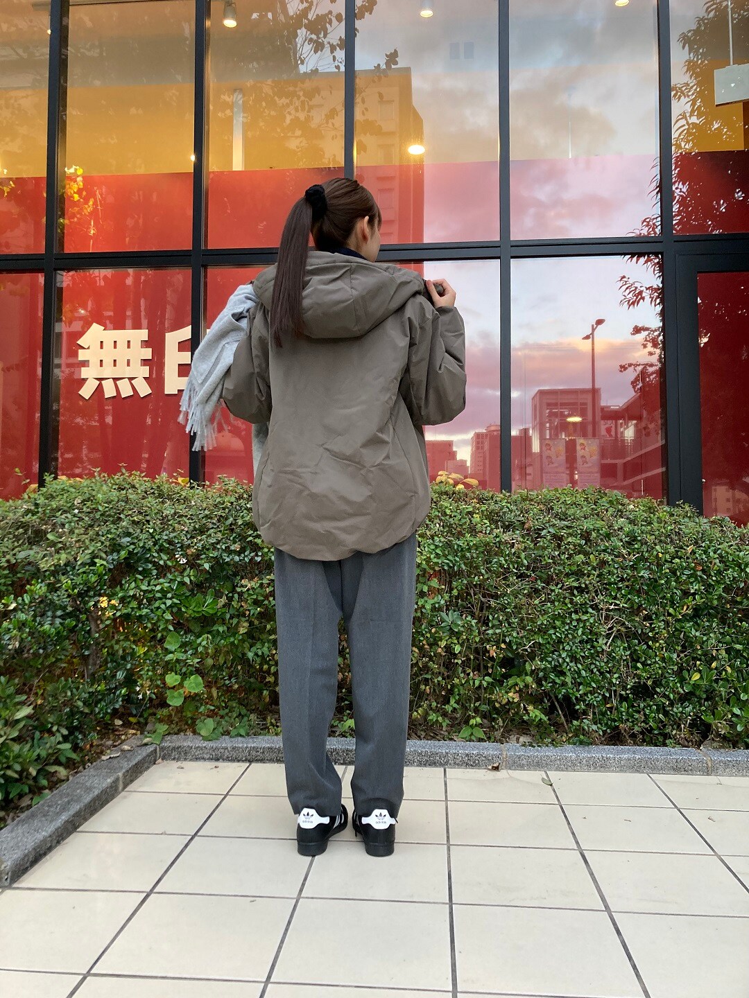 ダウンを着た女性の写真