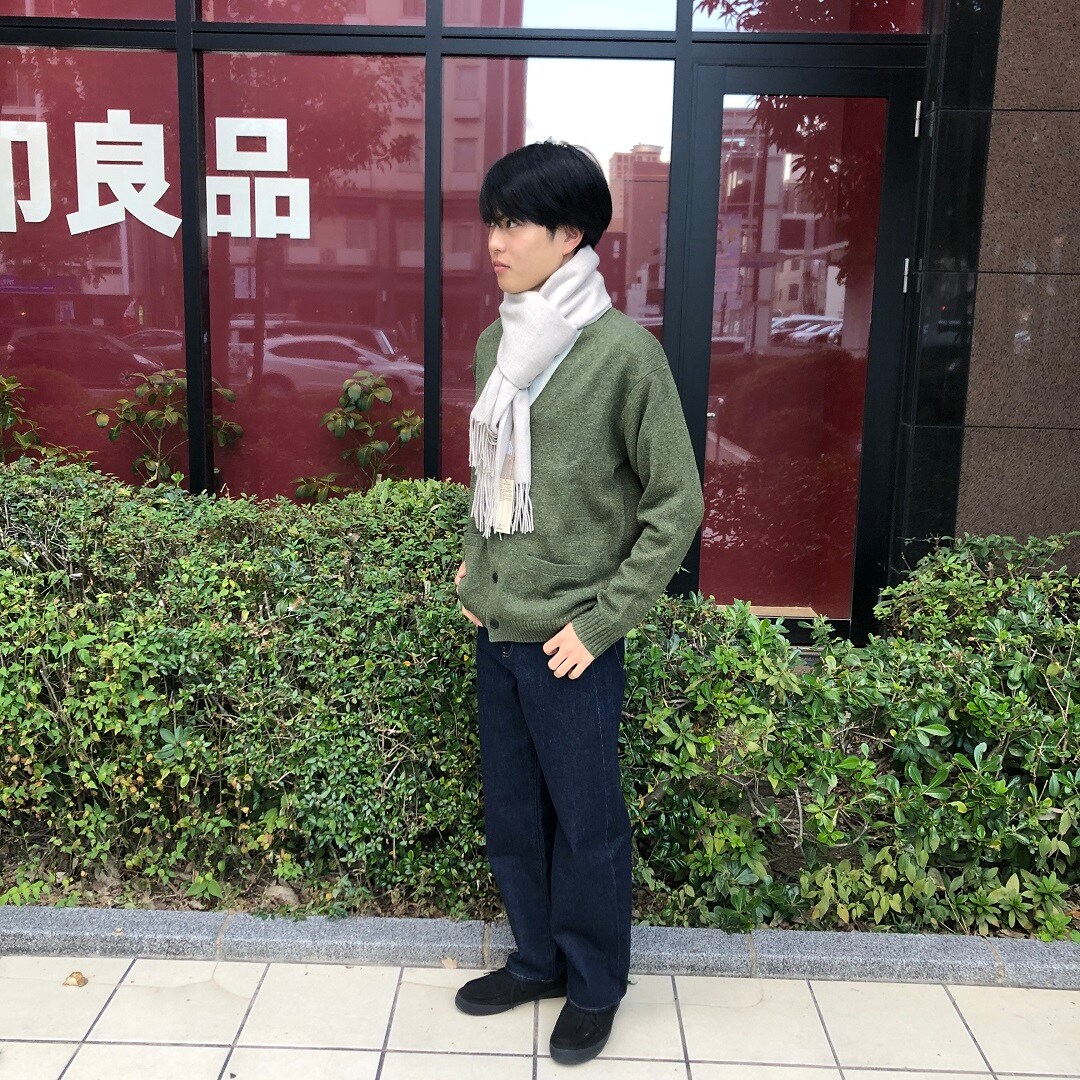 ニットとマフラーを身につけた男性