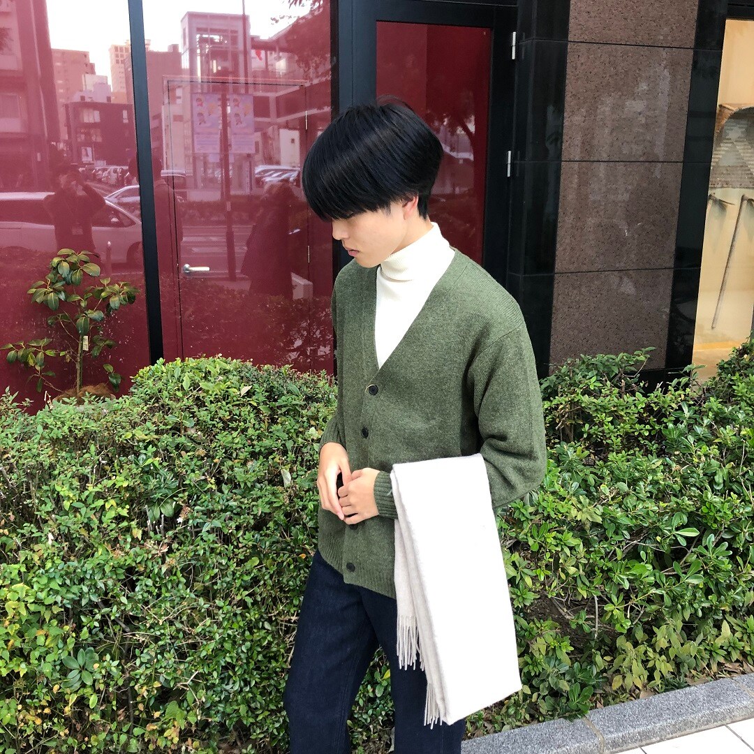ニットとマフラーを身につけた男性