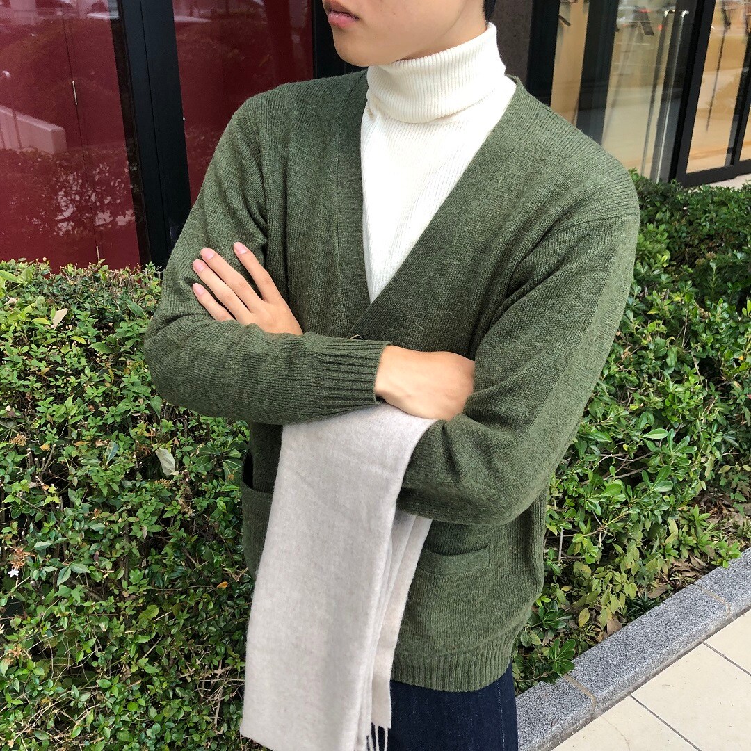 ニットとマフラーを身につけた男性