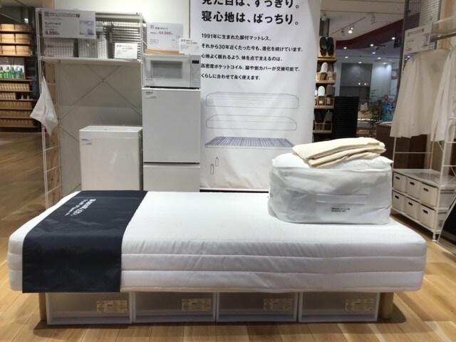 【イトーヨーカドー曳舟】当店の脚付マットレスの展示です。