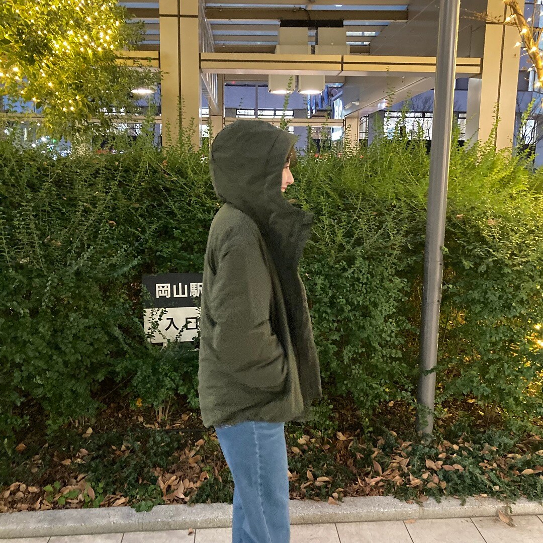 ダウンを着た女性の写真