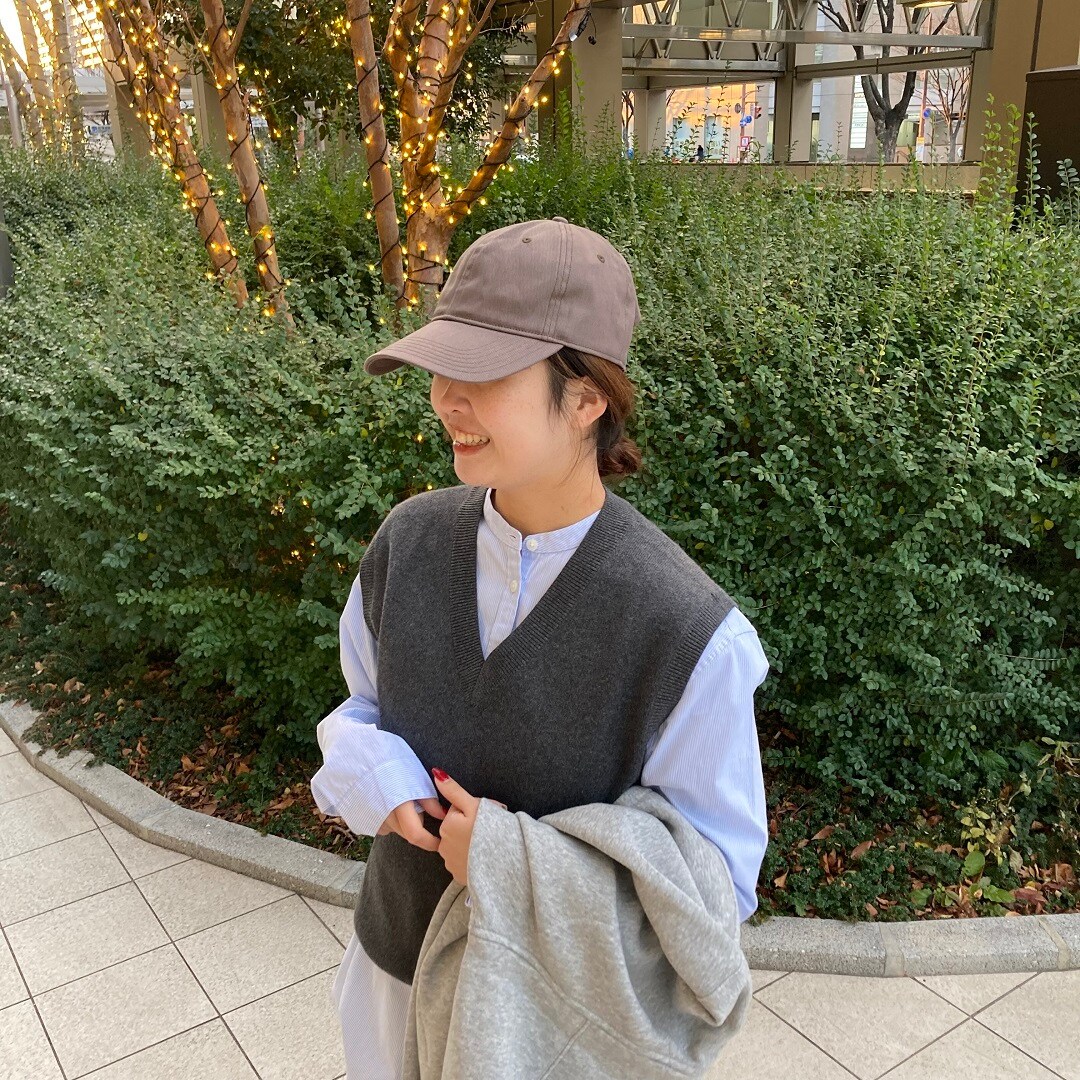 キャップをかぶった女性の写真