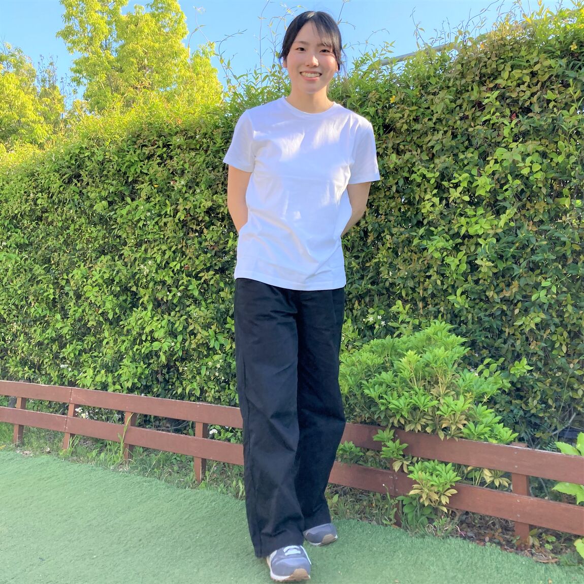 白いTシャツを着た女性
