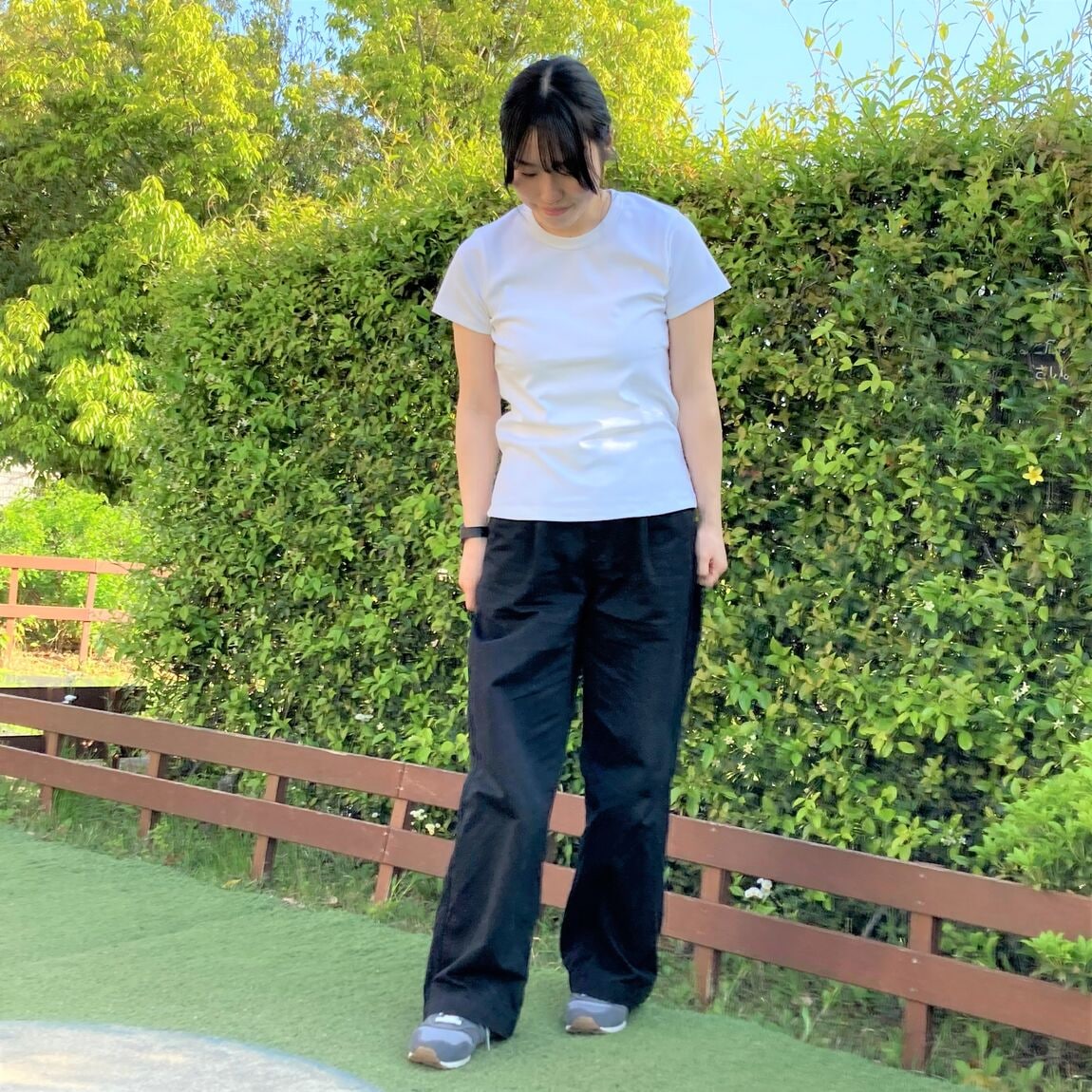 白いTシャツを着た女性