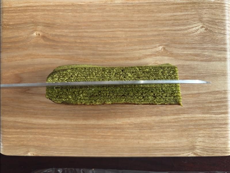 抹茶バウムをカット