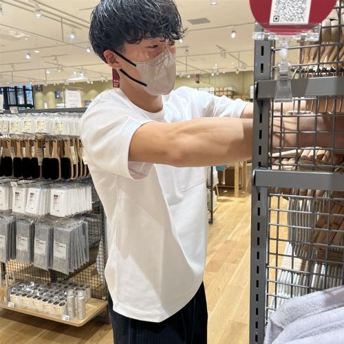 Tシャツを着た男性の画像