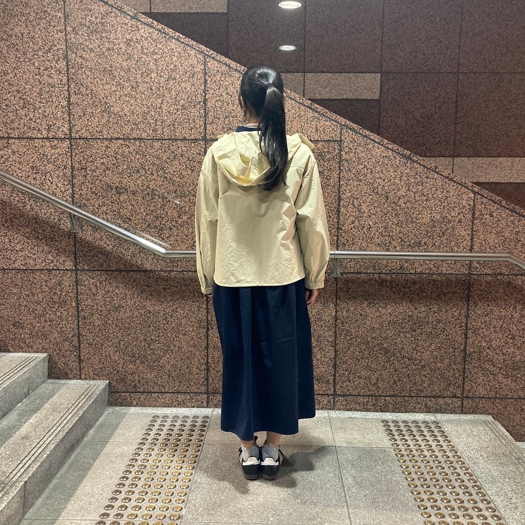 女の子が立っている写真