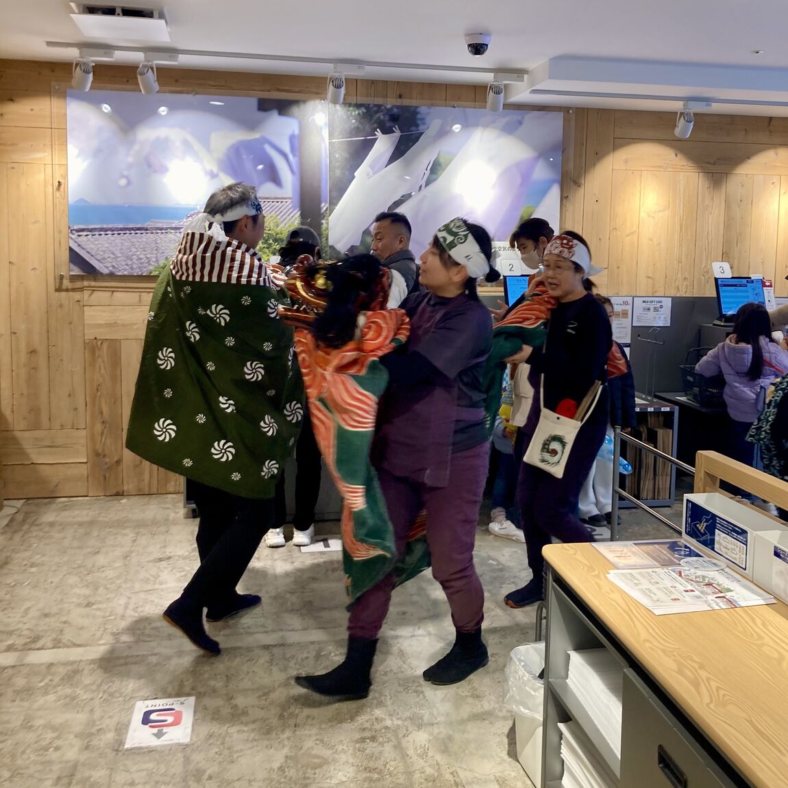 練り歩く獅子舞一行