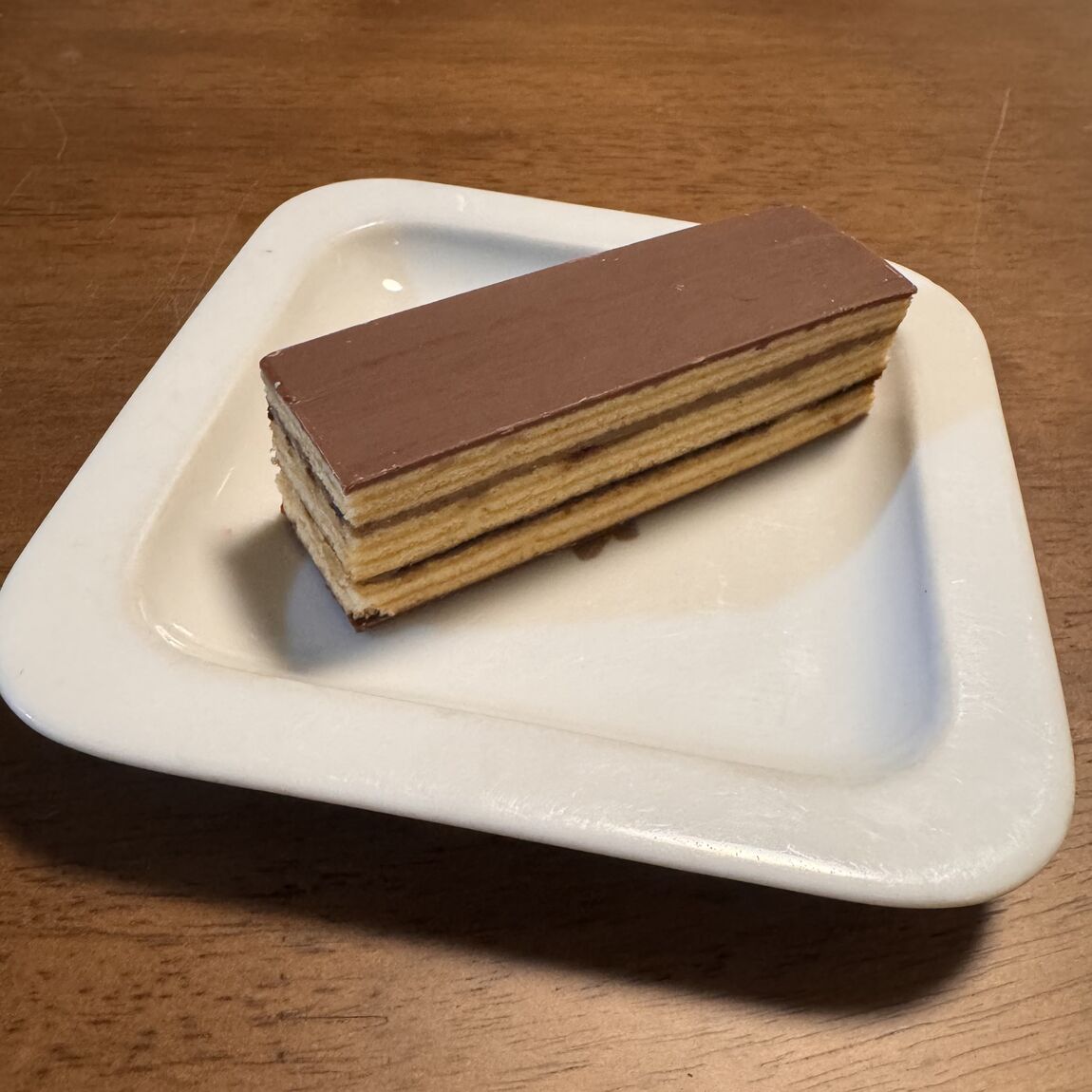 オペラケーキがお皿に乗っている