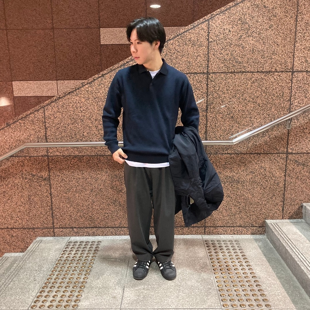 黒いフードコートを着た男性の写真