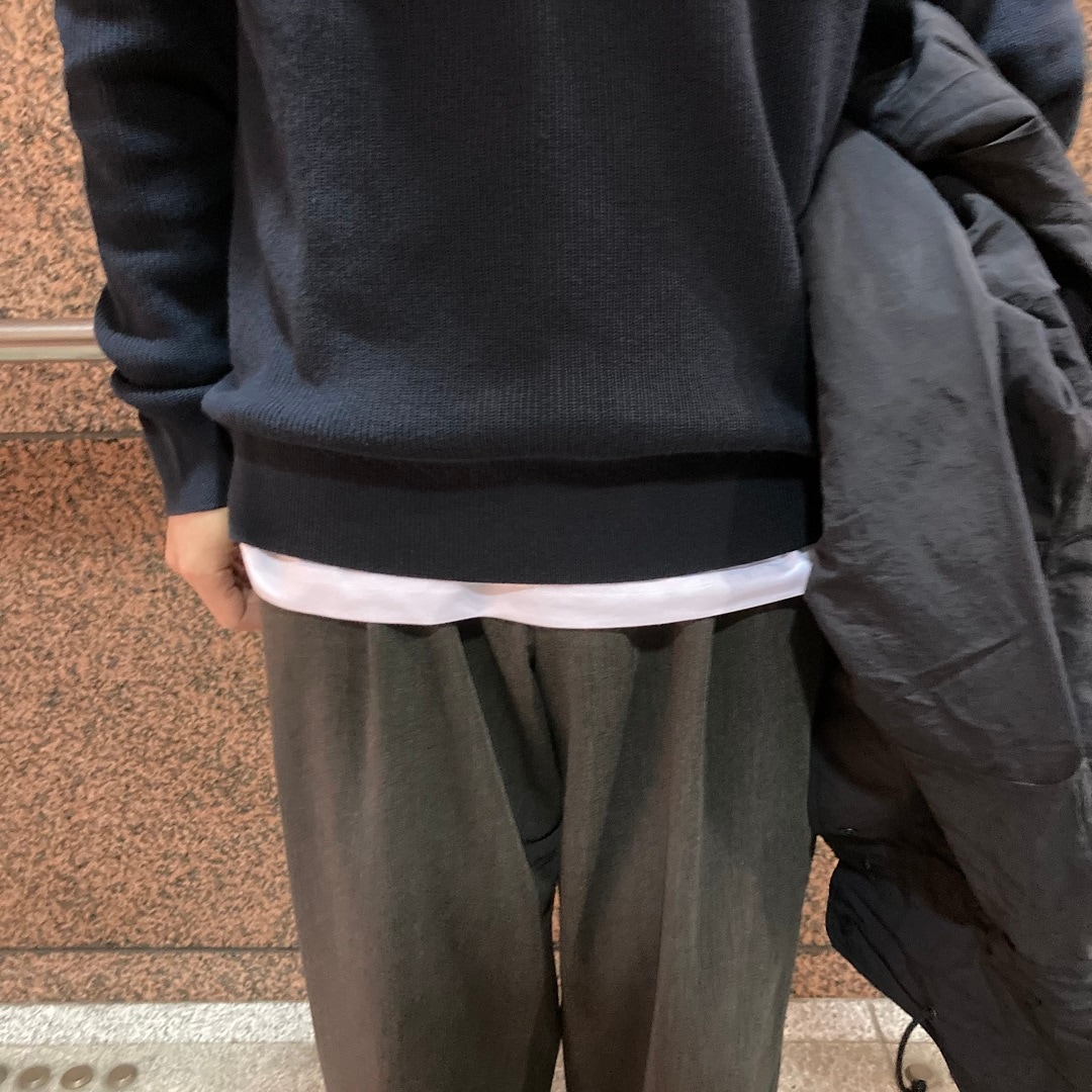 黒いフードコートを着た男性の写真