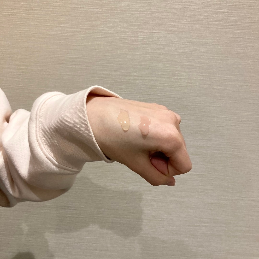 手の甲に乗せたリップエッセンス