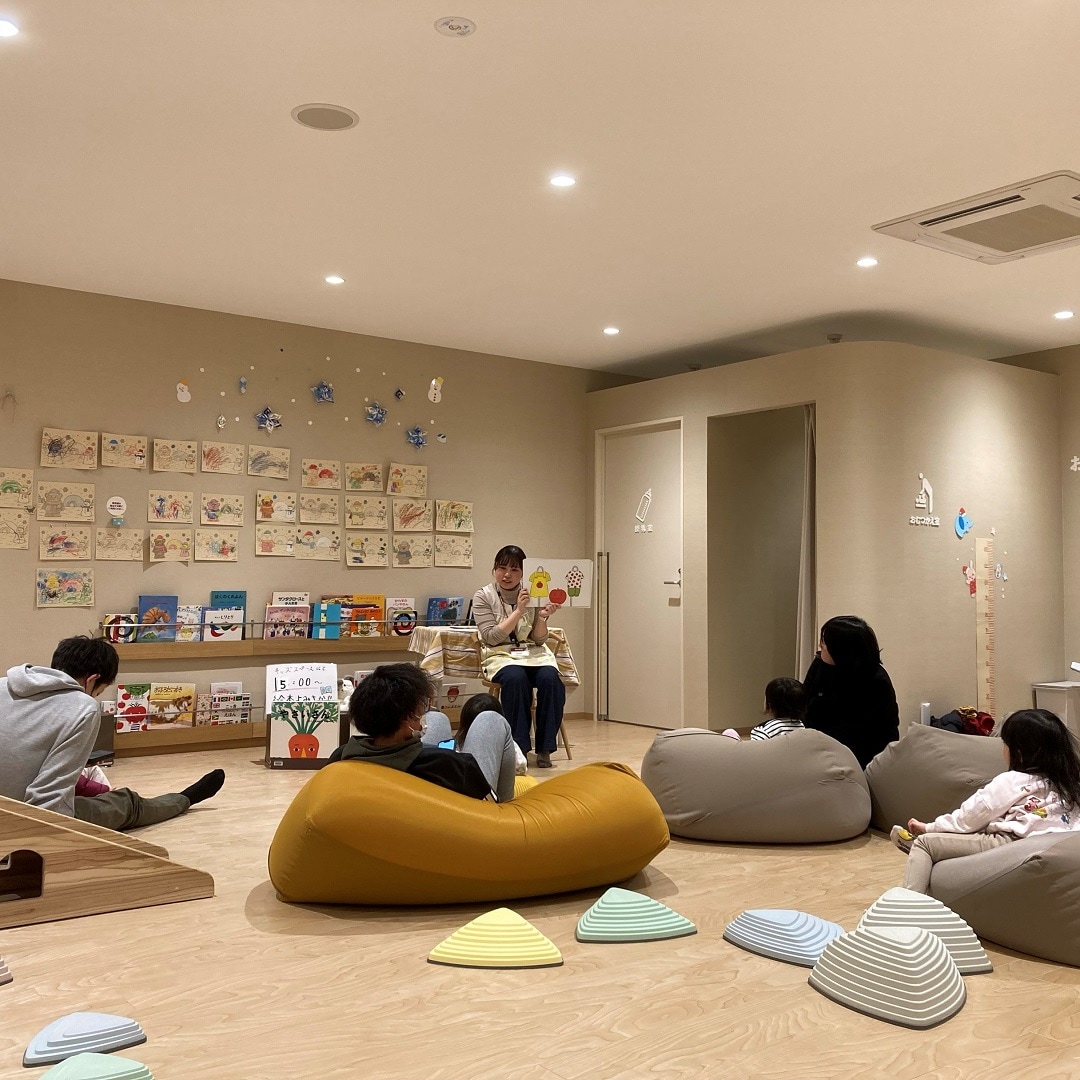 絵本の読み聞かせを親子で楽しんでいる様子