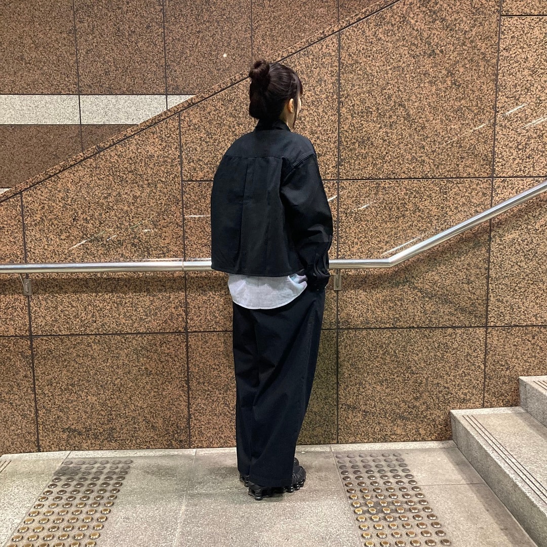 女の子が立っている写真