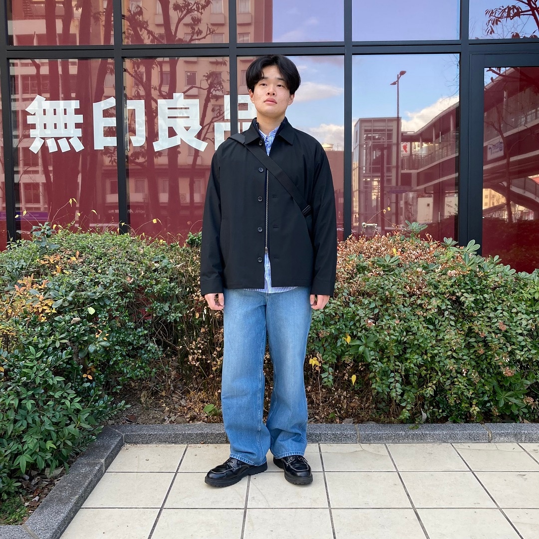 黒いブルゾンを着た男性の写真