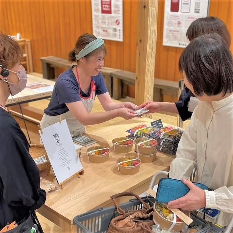 おもやさん販売の様子