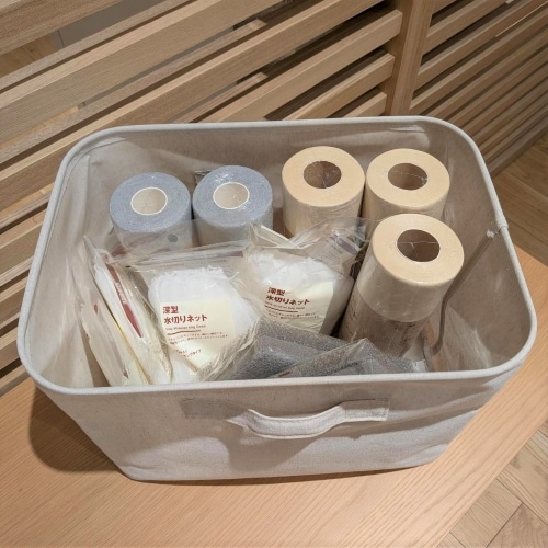 ソフトボックスに小物を入れている画像