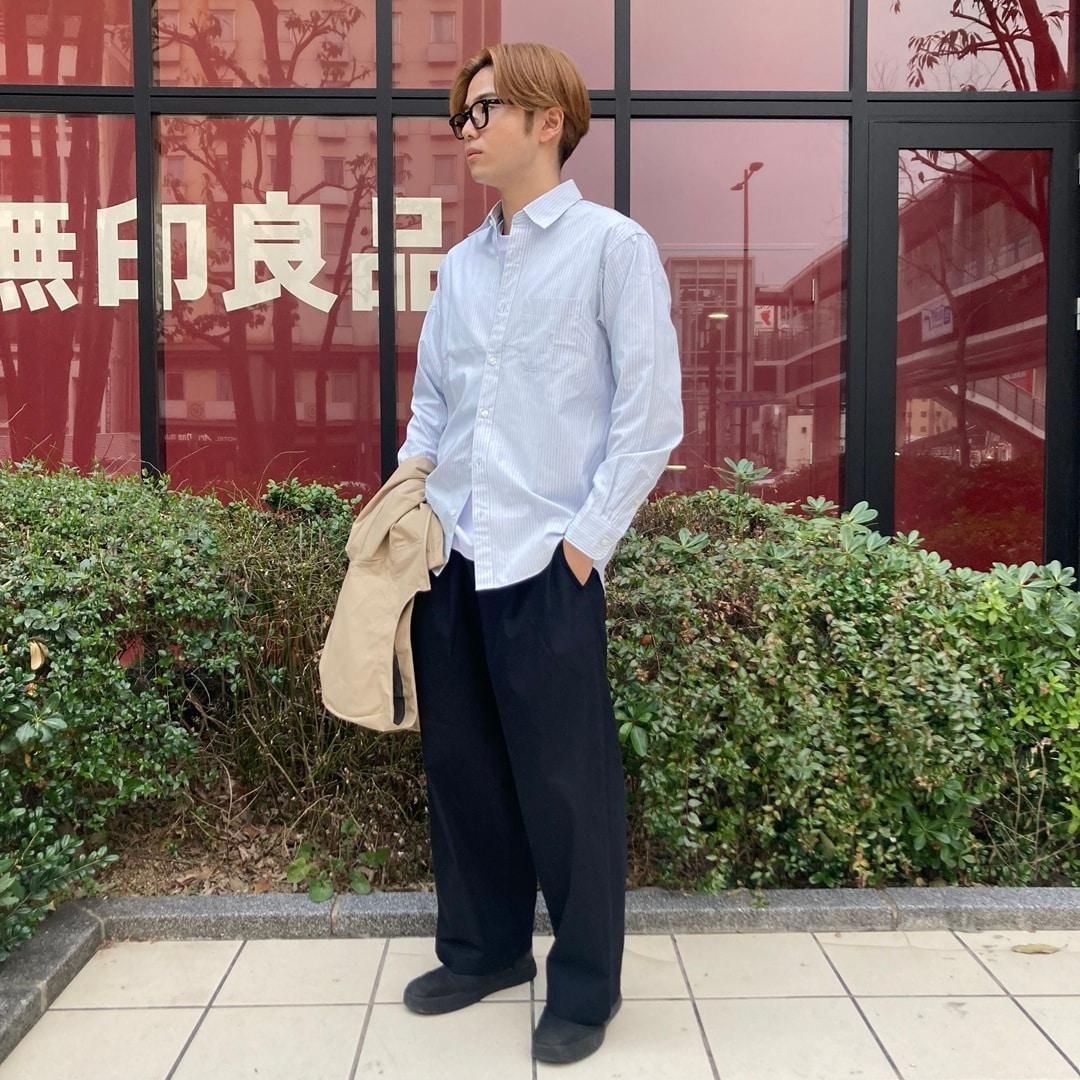 立っている男性の写真。